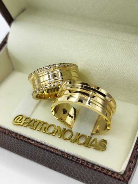 Aliança de Ouro 18k 8mm | Todo Trabalhado Polido e Duas Fileiras Cravejadas - comprar online
