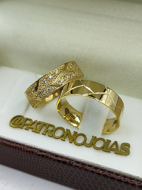 Aliança de Ouro 18k 7mm | Trabalhado com Designer Exclusivo e Pedras Cravejadas - comprar online