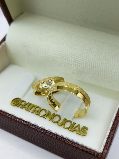 Aliança de Ouro 18k 5mm | Friso Central com Três Pedras ao Centro Diamantado e Polido - comprar online