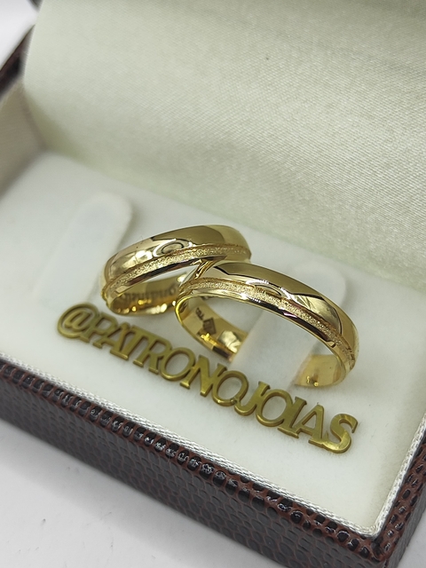 Aliança de Ouro 18k 5mm | Modelo Tradicional com Friso Lateral Diamantado - comprar online