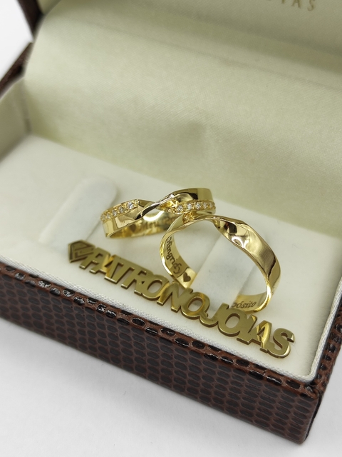 Aliança de Ouro 18k 4mm | Torcido com Fileira Dupla Cravejada - comprar online