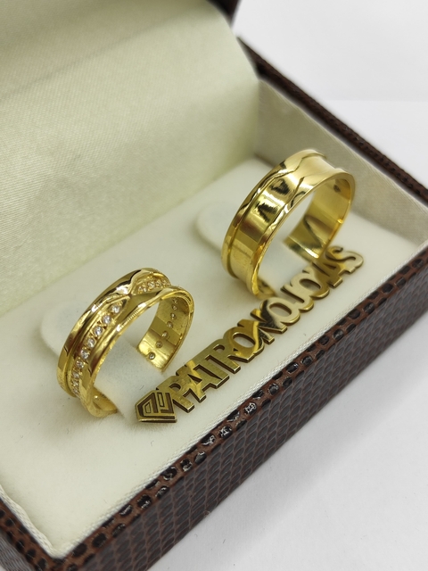 Aliança de Ouro 18k 6mm | Todo Trabalhado com Fileira de Pedras Cravejadas ao Centro - comprar online