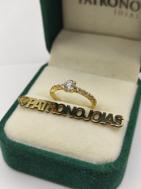 Anel Solitário com Pedras Cravejadas em Ouro 18k | Patrono Joias - comprar online