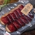 Bresaola maturada artesanal fatiada embalada a vácuo com rótulo e QR code