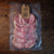Pacote a vácuo com fatias de jack bacon para sanduíche sobre superfície de madeira