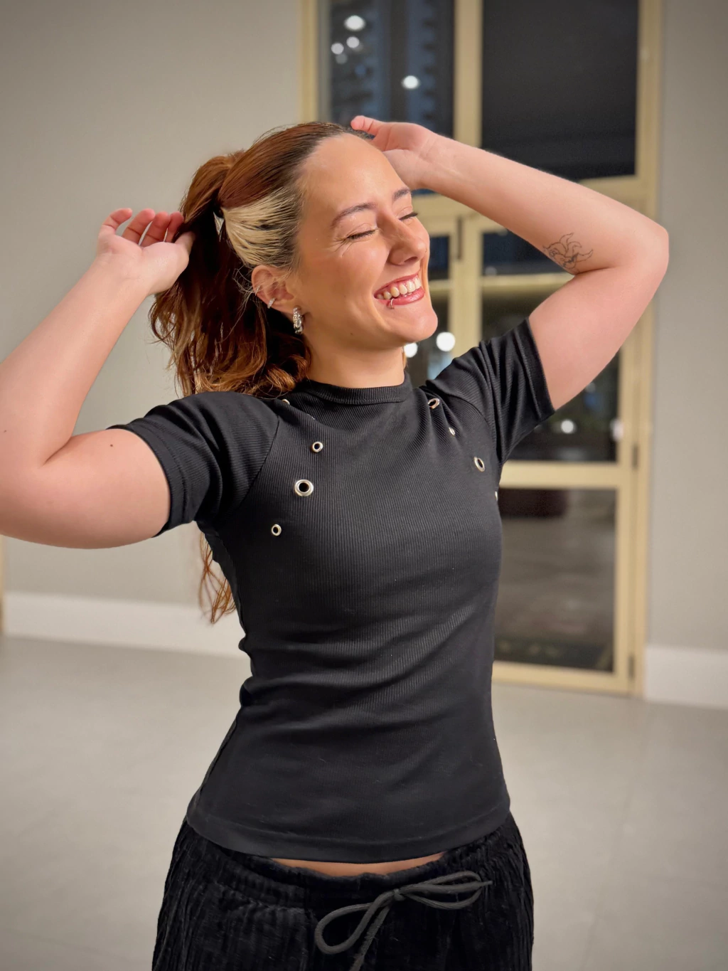 Baby Tee Feminina Preta com Ilhós