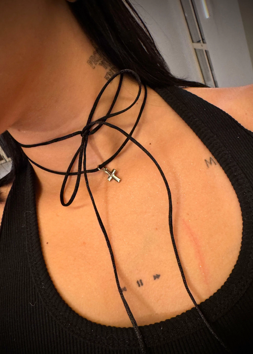 Choker colar gargantilha multiformas ajustável feminino em cordão preto com amarração prática