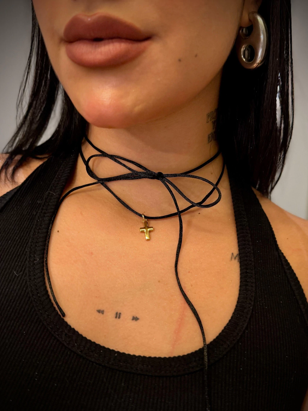 Choker colar gargantilha multiformas ajustável feminino em cordão preto com amarração prática