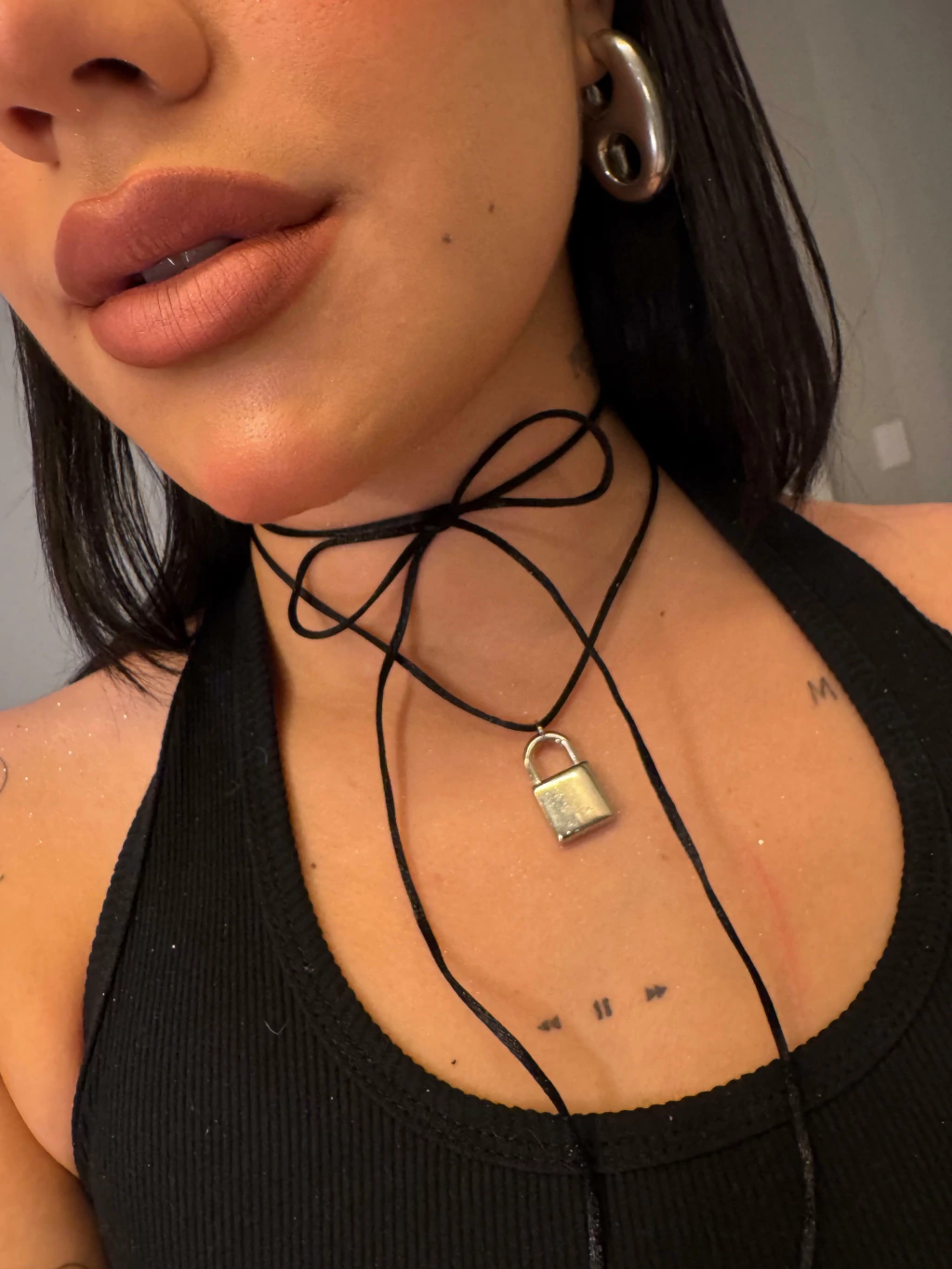 Choker colar gargantilha multiformas ajustável feminino em cordão preto com amarração prática