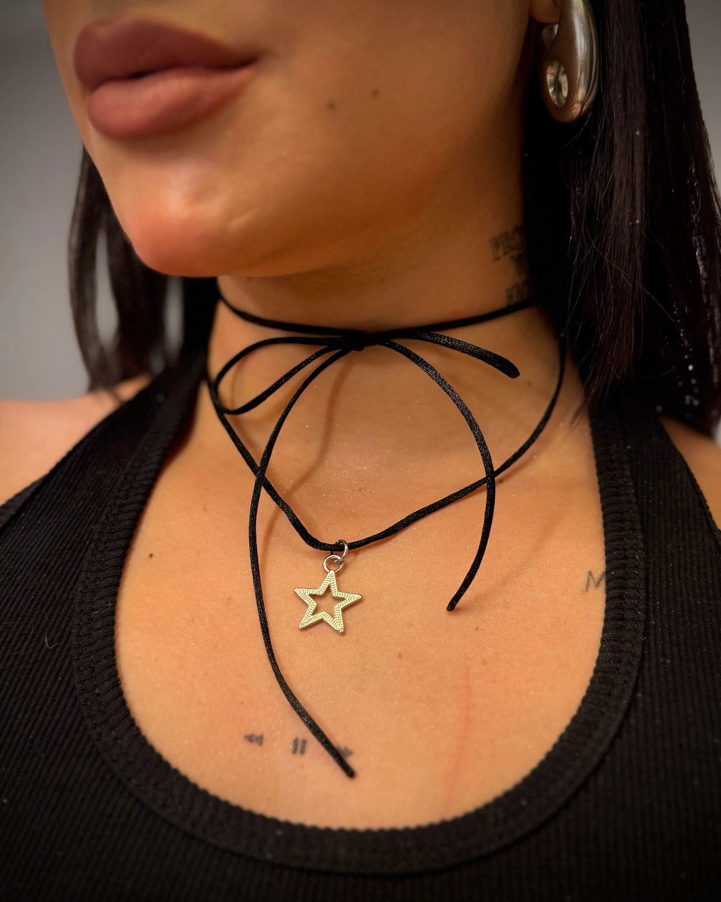 Choker colar gargantilha multiformas ajustável feminino em cordão preto com amarração prática