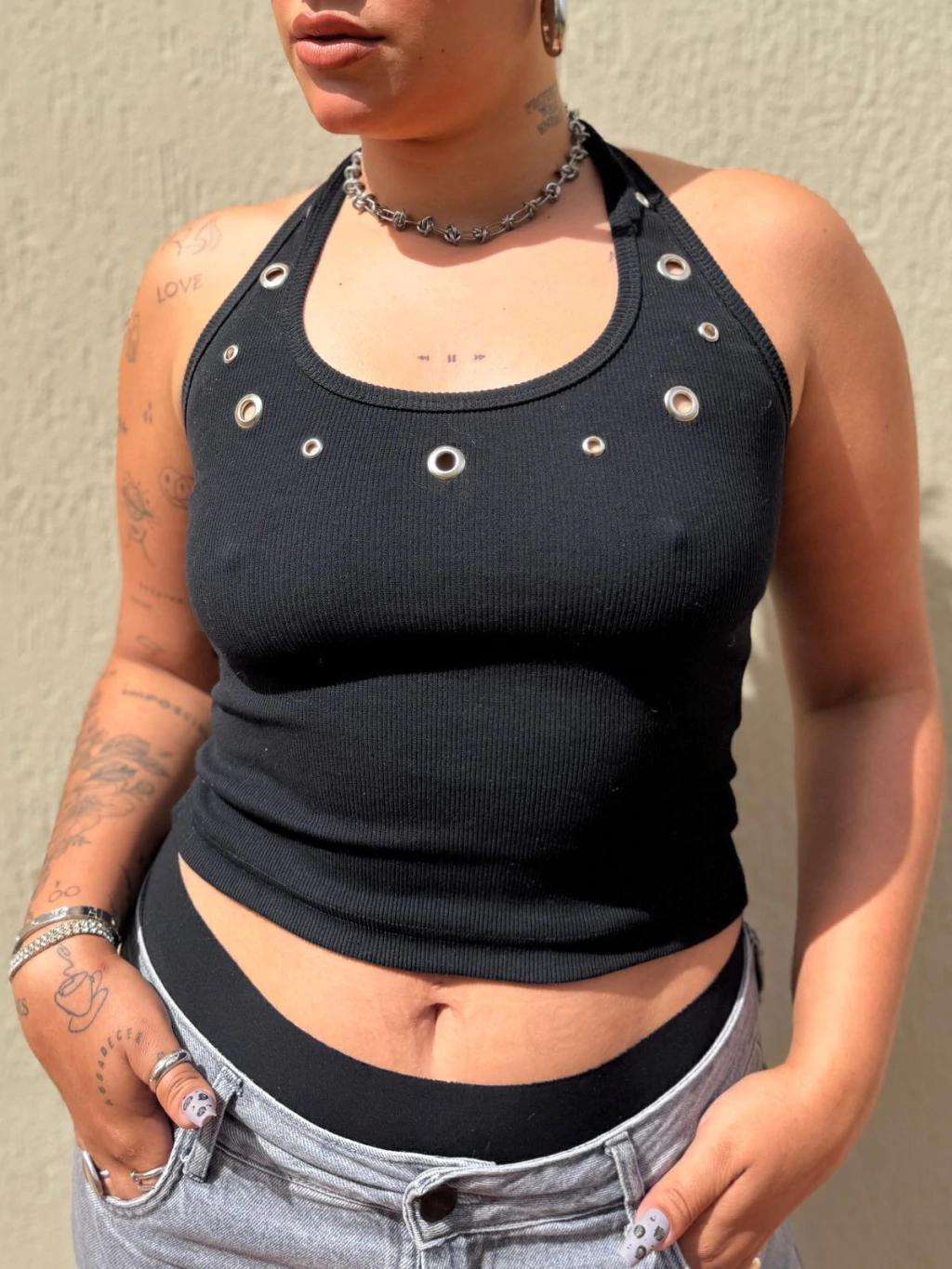 Regata Frete Única Básica feminina ribana com detalhes em ilhós