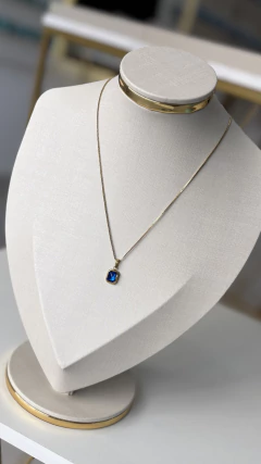 Colar Dourado com Pedrinha Azul em Aço Inoxidável - comprar online