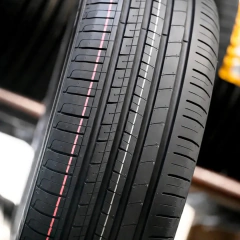 Neumático Aplus A609 195/60R16 89H nuevo con banda de rodadura detallada y líneas de color rojo y blanco