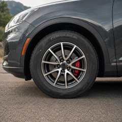 Neumático Compasal Blazer HP 165/70r13 79T colocado en rueda de vehículo gris con llanta deportiva negra y plateada. Cubierta goma