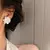 Brinco Petal Glow – Camélia Branca para Looks Românticos