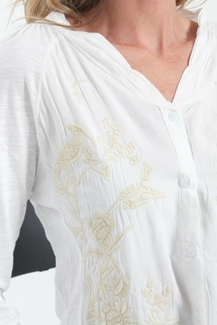 Remera Tipo Camisa Con Bordado en internet