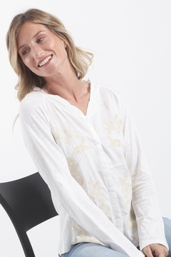 Remera Tipo Camisa Con Bordado - comprar online