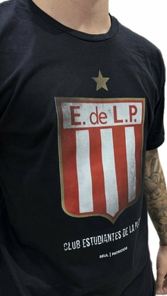 Remera Escudo Estudiantes de la Plata - PATRICIOS INDUMENTARIA