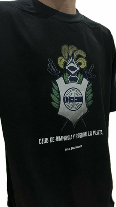Remera Escudo Gimnasia y Esgrima de la Plata - PATRICIOS INDUMENTARIA