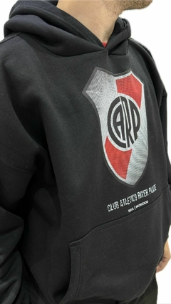 Buzo Canguro Escudo River Plate NEGRO/BLANCO en internet