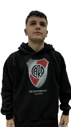 Buzo Canguro Escudo River Plate NEGRO/BLANCO - comprar online