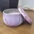 Vela Aromática Decorativa em Lata de Metal com Tampa e Tons Rosa e Roxo - 7 x 5 cm - comprar online