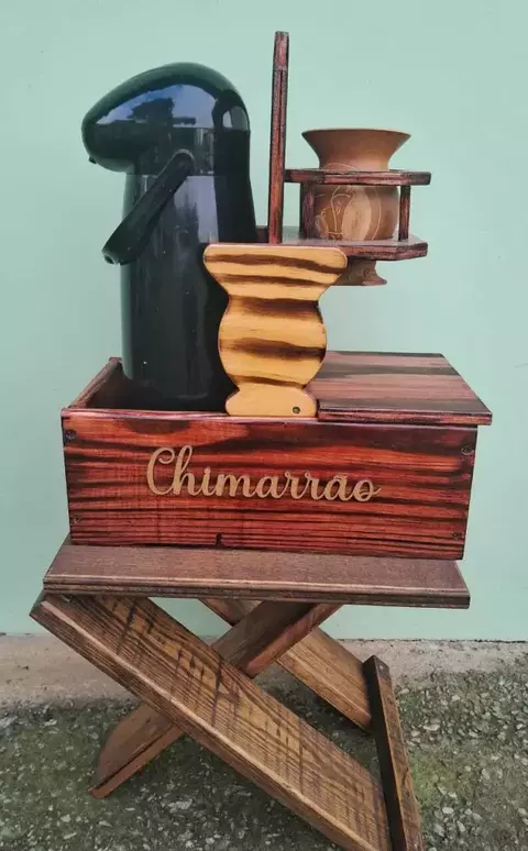 Suporte para Chimarrão Artesanal em Madeira Envernizada