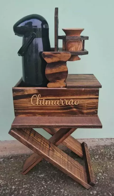 Suporte para Chimarrão Artesanal em Madeira Envernizada