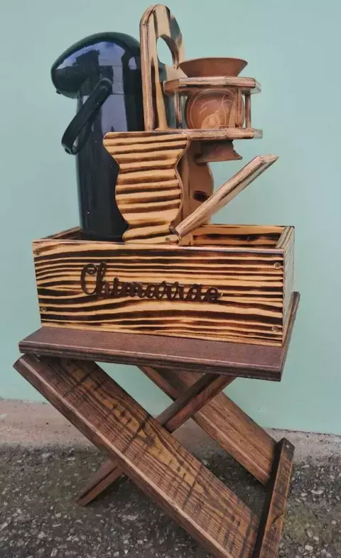 Suporte para Chimarrão Artesanal em Madeira Envernizada