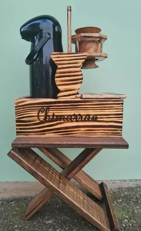 Suporte para Chimarrão Artesanal em Madeira Envernizada