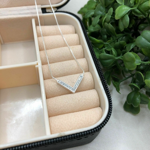 Corrente em Prata 925 com Pingente "V" Cravejado