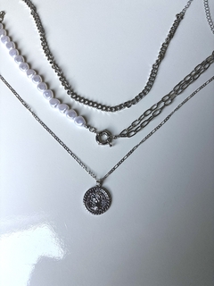 COLAR TRIPLO MEDALHA na internet