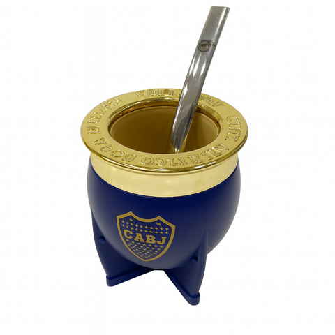 Mate azul con base grande y bordes dorados con escudo CABJ y bombilla metálica