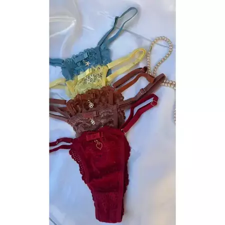 Calcinha Perla rendada com regulagem e pingente - comprar online