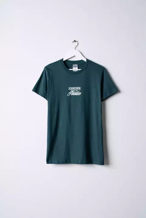 Remera regular 'another day in paradise' - comprar online