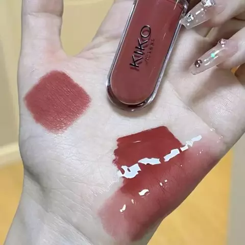 Experimente a inovação da maquiagem com o Evvie Dual Glow, um batom de duas cabeças que combina cor intensa e brilho labial hidratante em um só produto