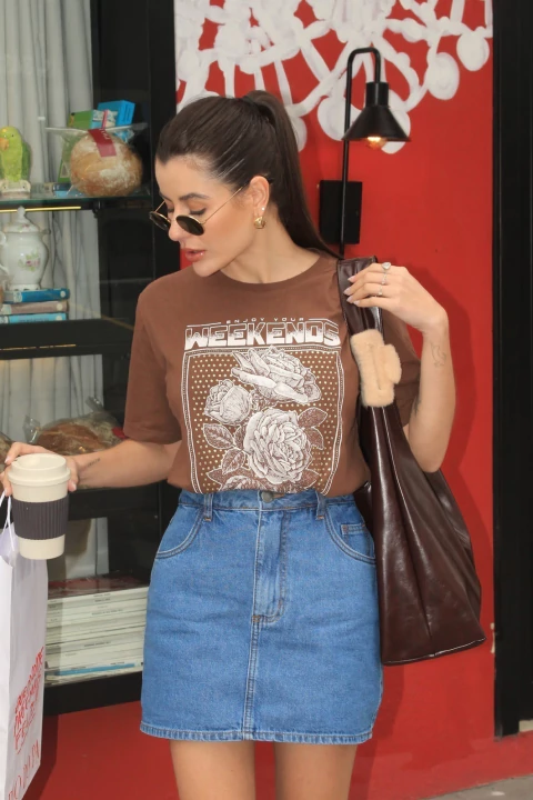 T-SHIRT ESTONADA WEEKENDS OF LOVE (COM STRASS) MARROM CAFÉ - comprar online