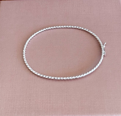Bracelete torcido