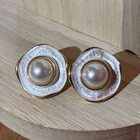 Brinco Redondo com Detalhe Dourado