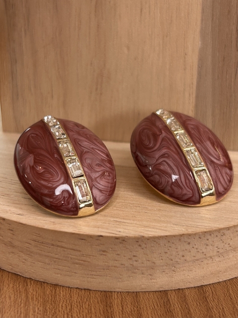 Brinco Oval Marmorizado com Detalhe em Strass