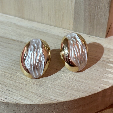 Brinco Dourado com Detalhe Perolado