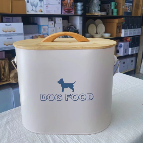 Lata para alimento balanceado de mascotas