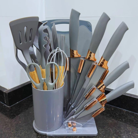 Set de utensilios y cuchillos con tabla