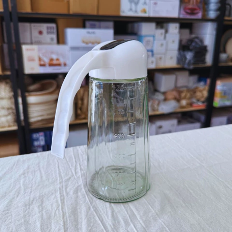 Aceitero de vidrio con pico dosificador