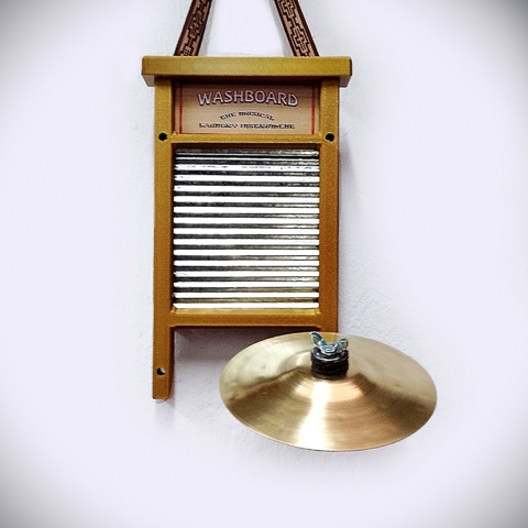Washboard Tabla Instruartes Small Viajera &amp; Kids Con Platillo de Bronce, Dedales y Correa Ajustable