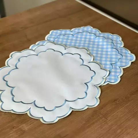 Americano em tela de poliéster impermeável bordado dupla face.