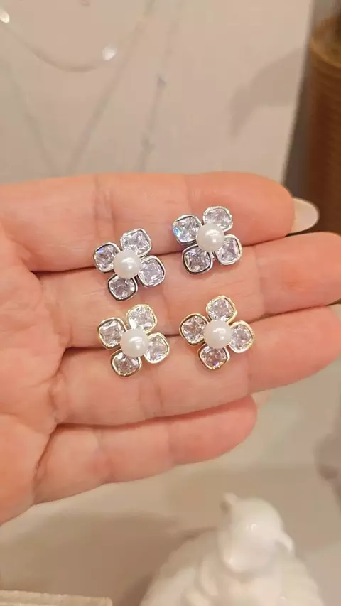 Brinco flor com pérola banhado ouro 18k ou em Ródio branco - comprar online