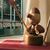Boneco de madeira artesanal segurando uma lança e escudo