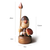 Escultura de madeira chamada Hugo, representando um guerreiro com lança e escudo, com dimensões de 20 cm de altura total, 13,6 cm de altura do corpo, 9 cm de largura da base e 4 cm de altura da base.