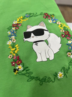 PLAYERA BASICA ESTAMPADO GATITO Y FLORES BORDADAS - comprar en línea